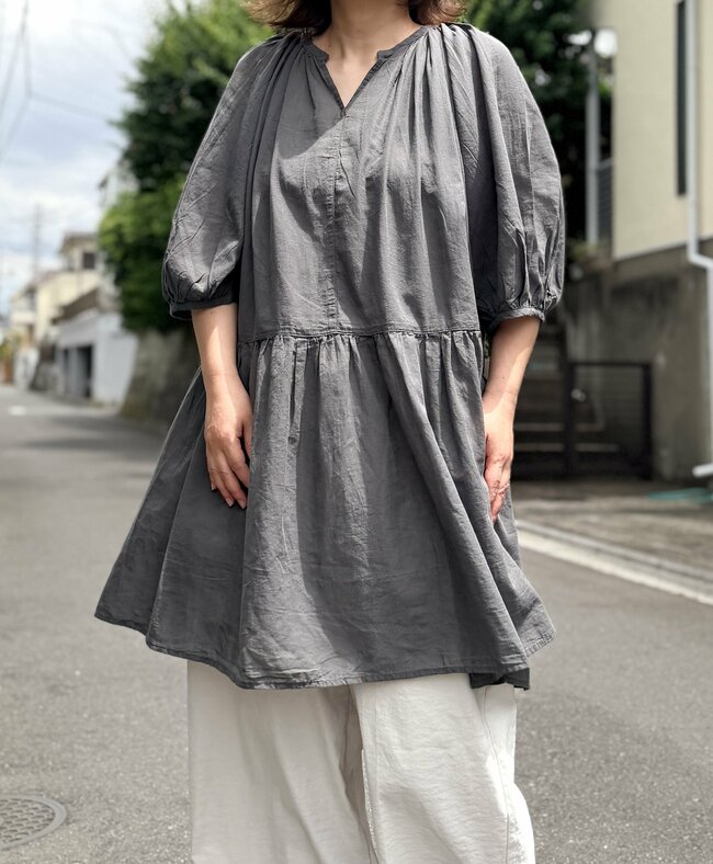 二の腕から太ももまで隠せる…！無印良品の“涼しげミニワンピ”すぽんと着るだけでオシャレ！「欲しかった服だ！」「当分ヘビロテできそう」