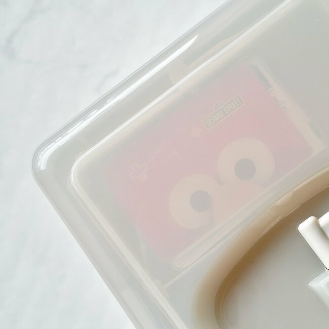 診察券が92枚も入った！3COINSの“中身がひと目でわかるケース”お薬手帳や処方薬もたっぷり入って便利！「3個目の購入です」「ガバッと開くので探しやすい！」