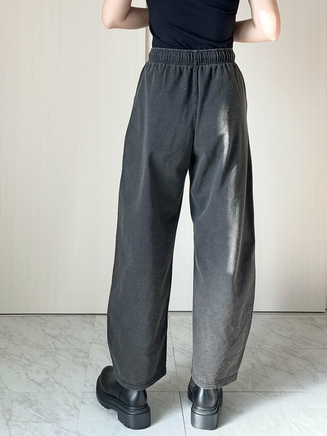 「気に入って2色買いました」GUの“デニムみたいなスウェット”がオシャレなのに楽ちんすぎる！「ダル着っぽくならない」「楽なのでヘビロテしてます！」