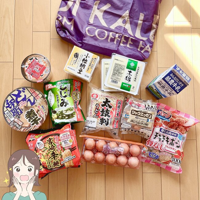 「安すぎん?」カルディの“350円エコバッグ”大容量でたっぷり入るし、デザインが可愛いの!「良い色すぎてもう1個欲しい」「気に入って2つ買い足した」