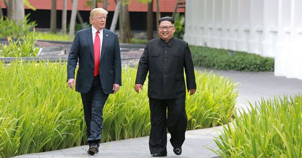 会談後に散歩する米トランプ大統領と北朝鮮の金委員長 会談後に散歩する米トランプ大統領と北朝鮮の金委員長