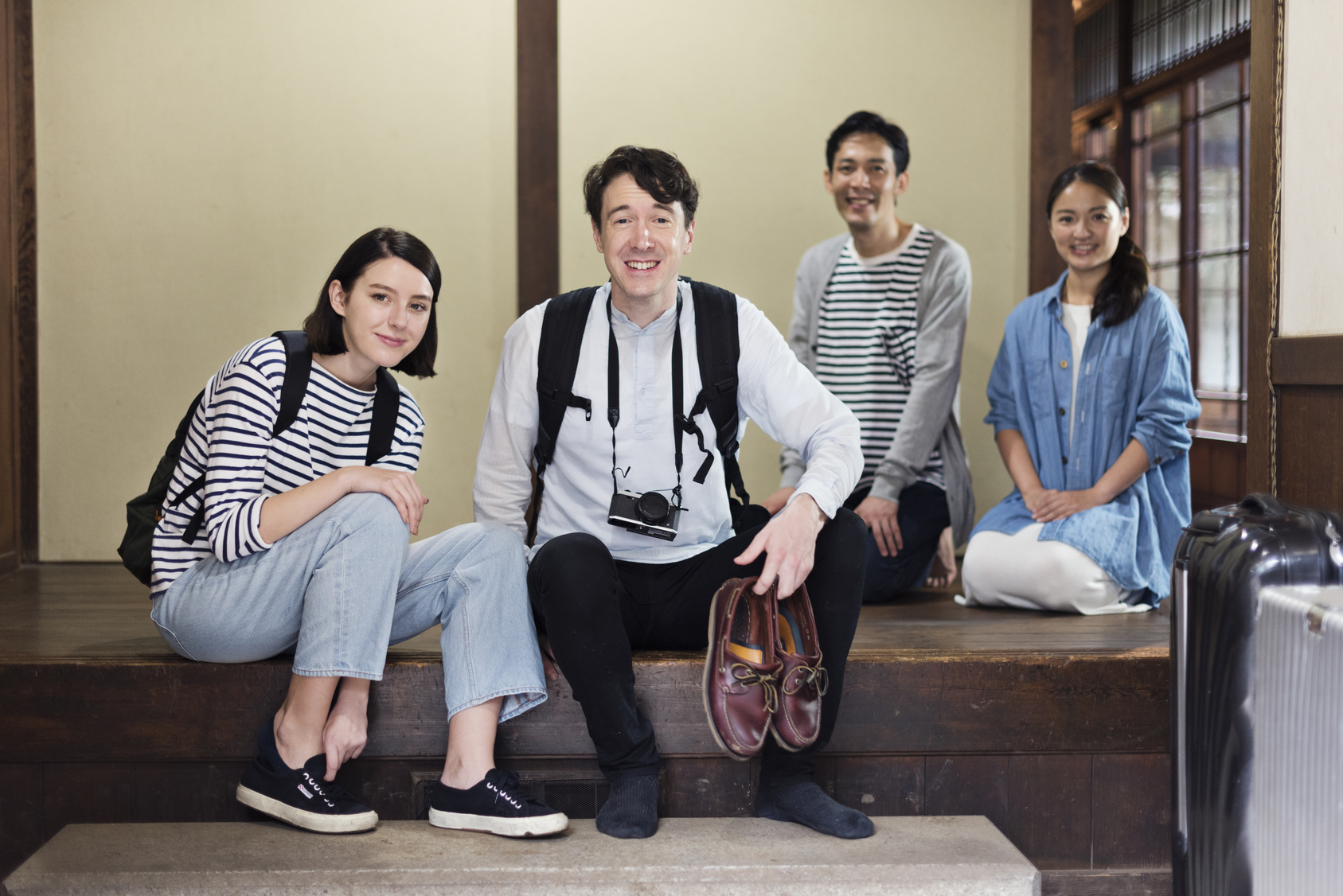 「Please sit down」は相手に失礼。「どうぞお座りください」をシンプルに伝えるには?