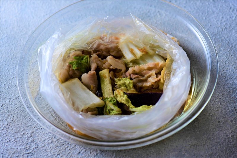 【カンタンなのに極上! レンチンレシピ】<br />いくらでも食べられる! 料亭風しょうが焼き<br />豚バラ肉の旨みがナスと白菜に染みる!
