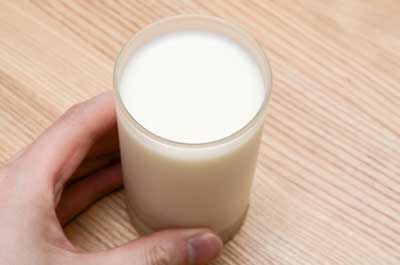 牛乳にイソジンをたらし毎日飲めばがんが消えるという情報が一部のがん患者に出回っている