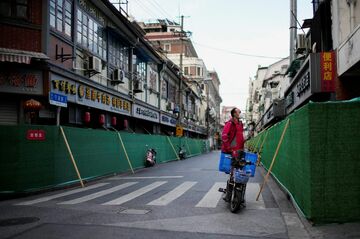 コロナ封鎖下の上海、数千人が路上生活