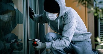 「謎の石」「黒い物体」を見つけたら警察へ…「泥棒に狙われる家」の危険なサイン【警察官が解説】