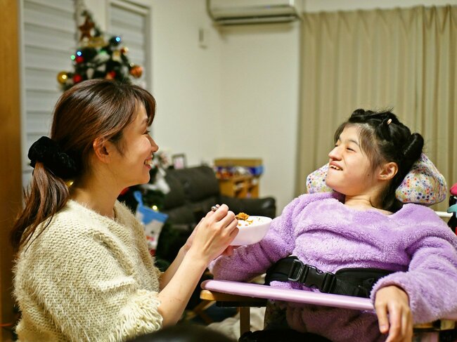 大高さんと長女の芽彩さん