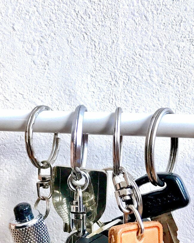 「めっちゃありがたいやつ」ダイソーで見つけた“画期的なアイテム”鍵のつけ外しが楽になった！「マジでスムーズに開けることができました」「鍵ジャラジャラ民の救済アイテムでは…？」