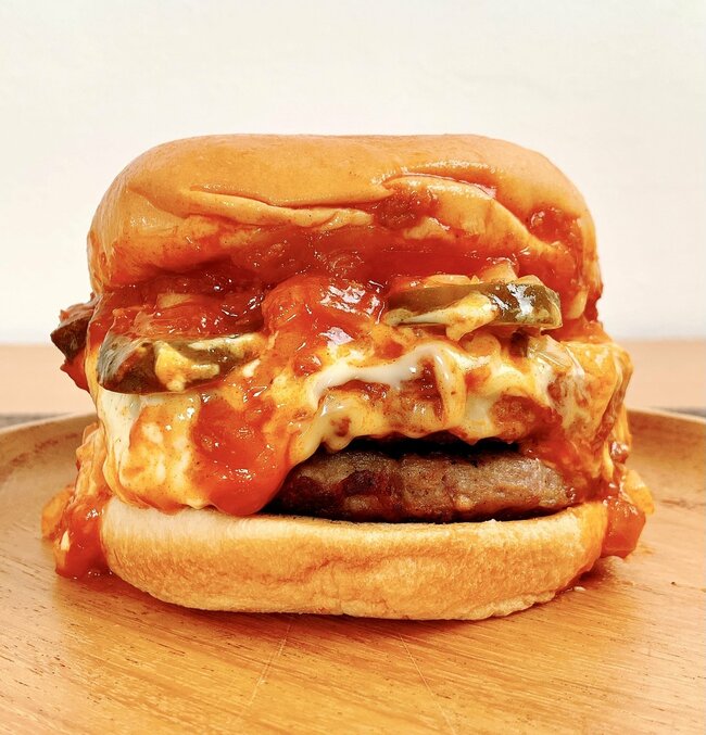 「30回くらい食べたい」モスバーガーの“やりすぎメニュー”厚みと重さがハンパない！「全部乗せ感大好き」「1番好きなメニュー」《実食レビュー》