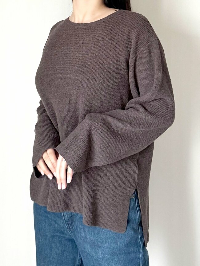 「色違いで3つ購入」グローバルワークの“1995円トップス”ゆるっとシルエットで体型カバー効果ばつぐん！「スッキリ見えます」「これからの季節にちょうど良さそう」