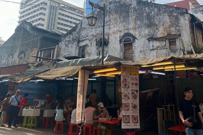 80年続く地元の粥屋。マレーシアはさまざまなローカルフードの激戦区。