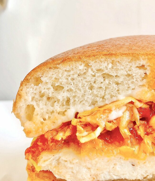 「えげつない中毒性」「あと5個は余裕で食える」モスバーガーの“期間限定バーガー”ひとくちでリピを確信したよ…！「食べたばかりなのに、もう1回食べたい」