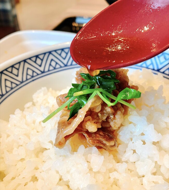 「大盛りご飯4杯いただきました」吉野家の“お肉ドカ盛りメニュー”ご飯おかわり無料なのが嬉しい！「明らかに肉の量が多いわよ」「腹がパッツンパッツンです」《実食レビュー》