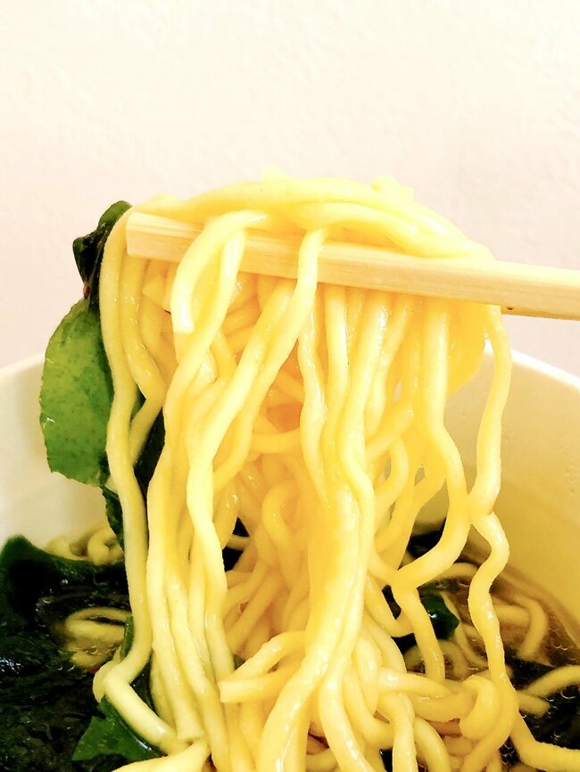 「ぼくが死ぬまで売ってくれ」セブンの“あさり出汁ラーメン”わかめの量にビビったわ…！「好きすぎて週2で食べてる」「170円のクオリティとは思えない」