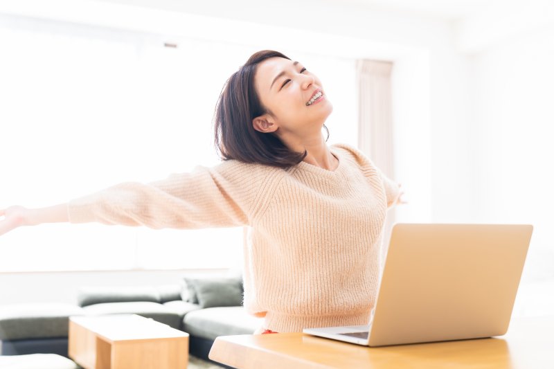【マンガでわかる】『世界一受けたい授業』で話題!体が硬い人は絶対やってみて!肩はゴリゴリ、背中はバキバキ…スキマ時間にすぐできる「脇腹から背中」「背中から腰」が超スッキリする簡単ストレッチ