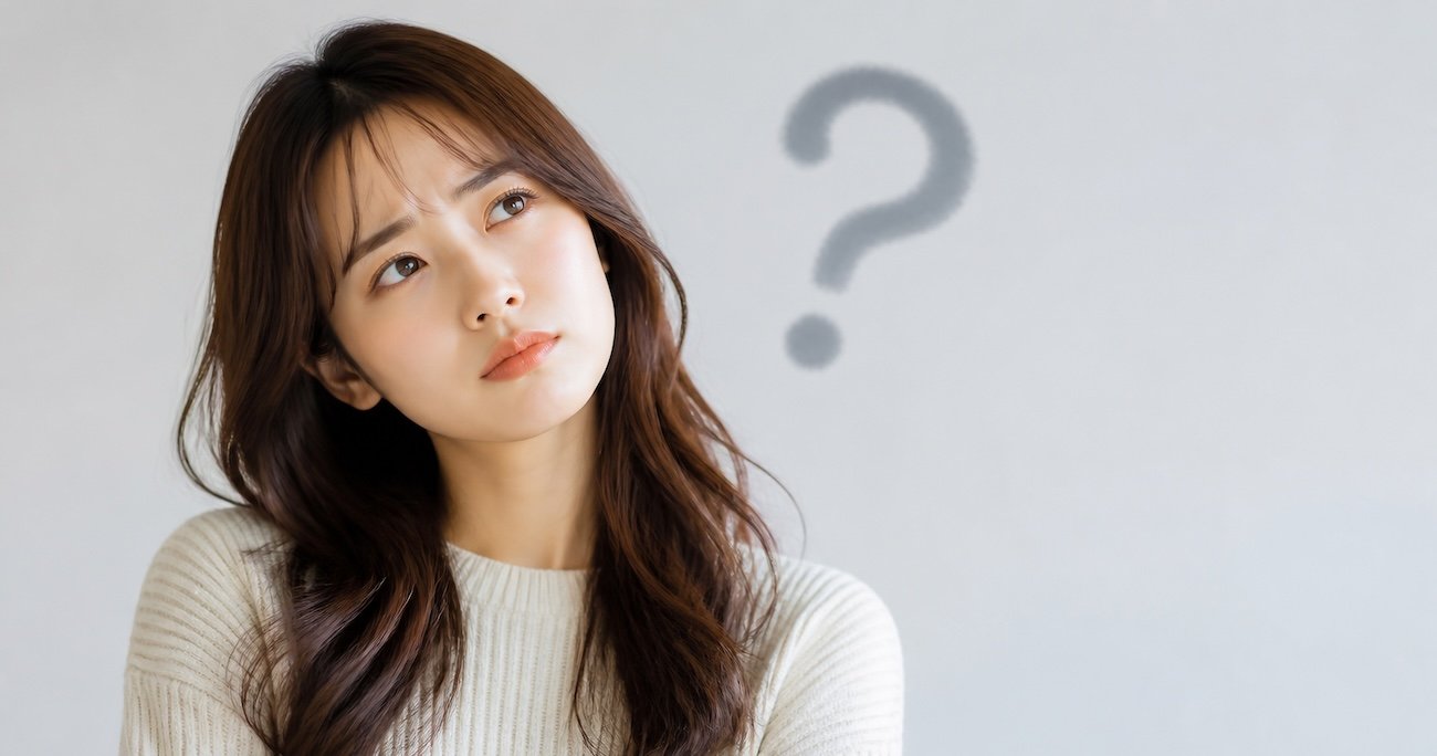 首を傾げる女性