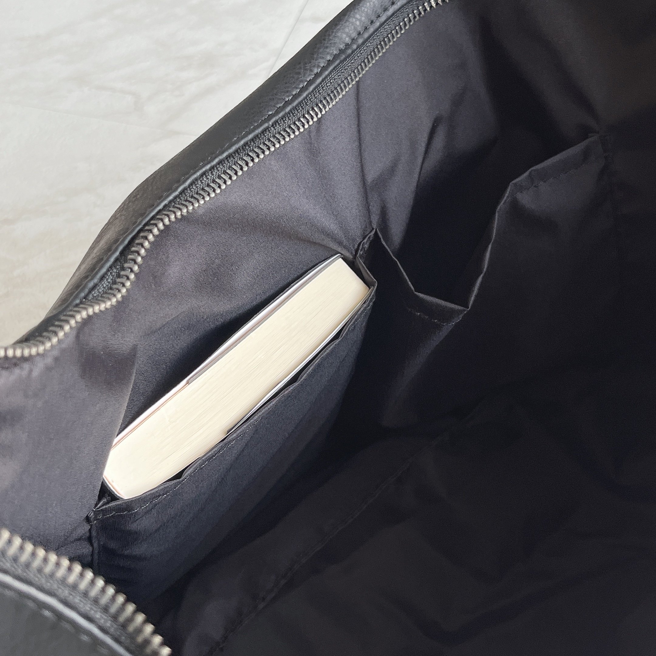 1泊2日の荷物が余裕で入った！GUの“高見えショルダーバッグ”オシャレなのに収納力すごい！「かなりコスパいい」「見た目以上に収納できる」