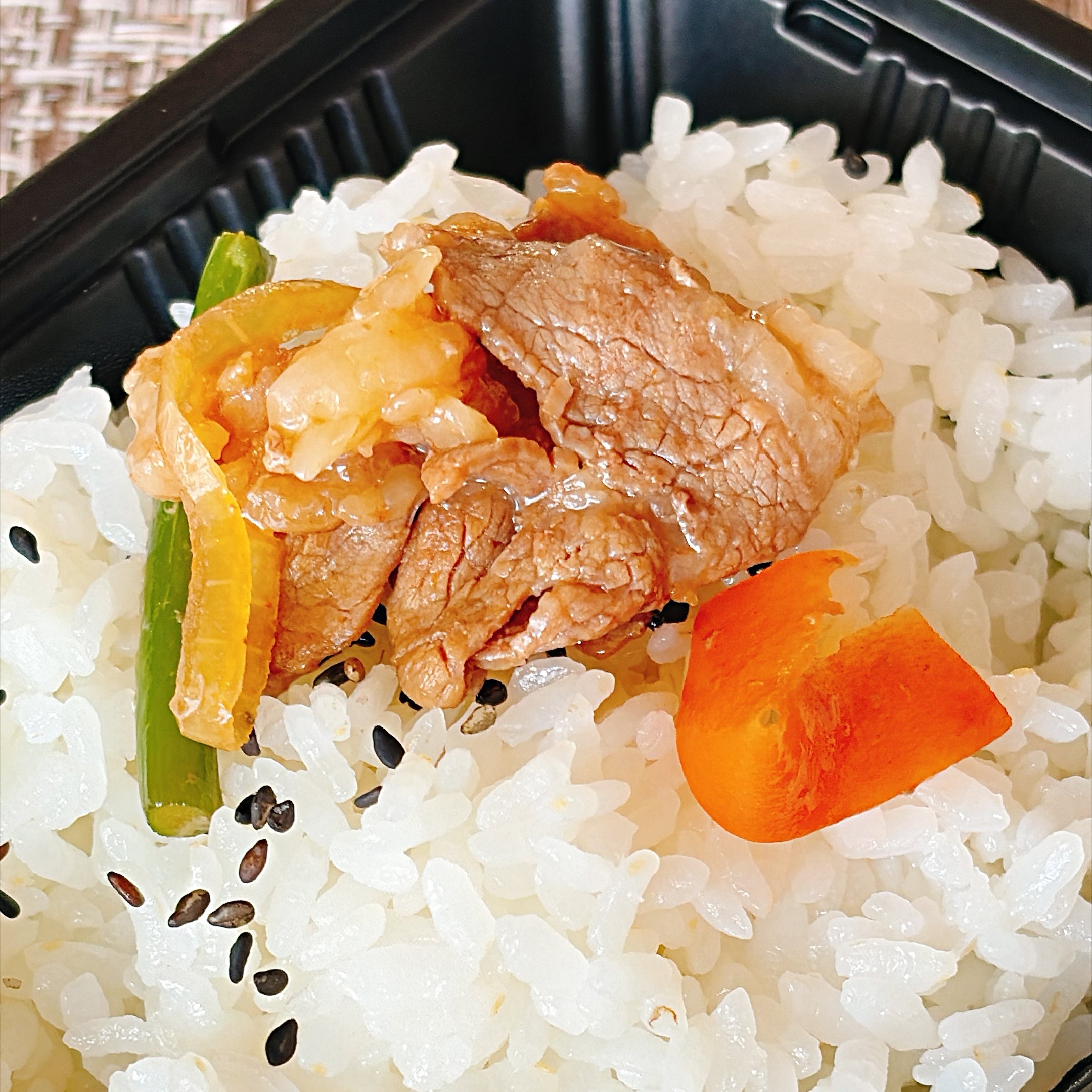 おかずギュウギュウで驚いた!ほっともっとの“よくばり弁当”好きなものだらけで嬉しい!「具沢山でめちゃウマ」「こんなのがいいんです」「おかずがいっぱいで最高にうまうま」《実食レビュー》