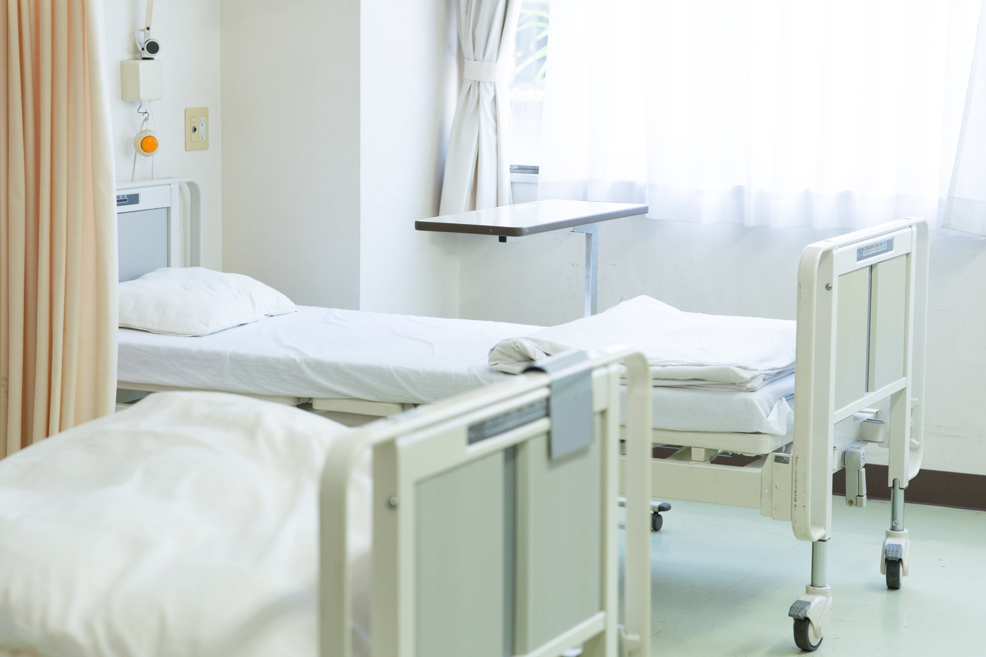 容赦なさすぎ…高額療養費制度の見直しで「優遇されてきた70歳以上」も負担増、 1年間の医療費が2倍になるケースも!