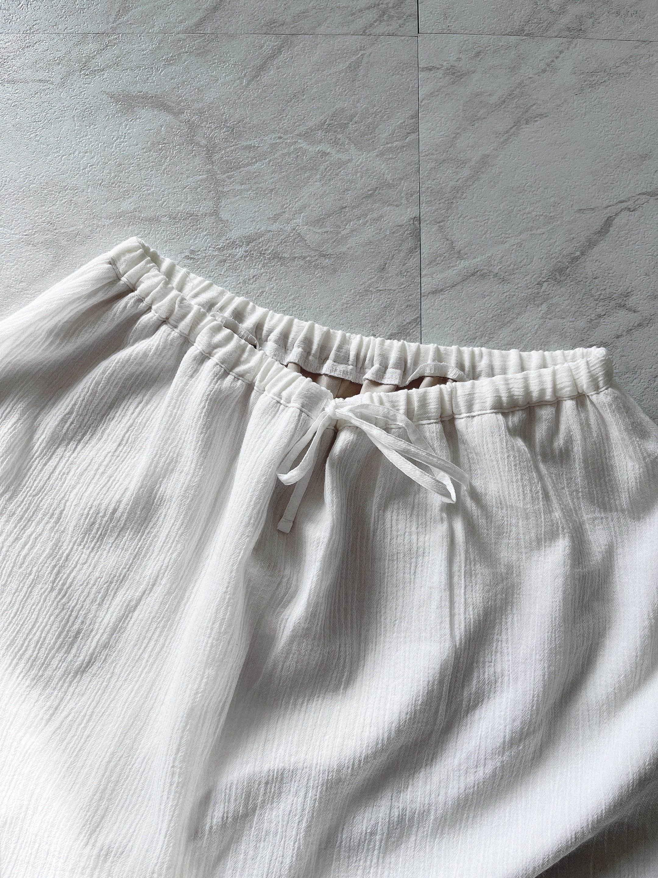 一年中使えてコスパすご…！GUの「白でも透けにくいスカート」ふんわり可愛いし、体型カバーもできて手放せない！