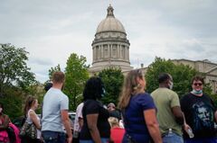 米失業者の特別給付終了、新型コロナ救済策の折衝続く