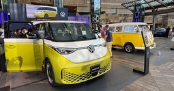 フォルクスワーゲンの900万円「EVミニバン」が絶好調のワケ、競合はトヨタ「アルファード」のみならずメルセデス「G」も？