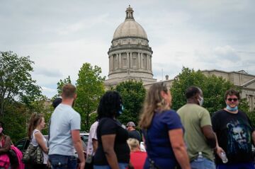 米失業者の特別給付終了、新型コロナ救済策の折衝続く