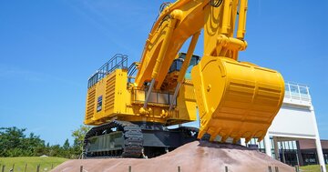コマツとキャタピラー、建設機械トップ2社の「意外な大差」の正体