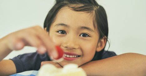 子どもの食べ物の好き嫌いは成長しても治らない？親ができることとは