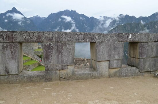 旅好きな阪井さんは、マチュ・ピチュにある石造りの神殿を「窓」でつなげたいと思ったという　