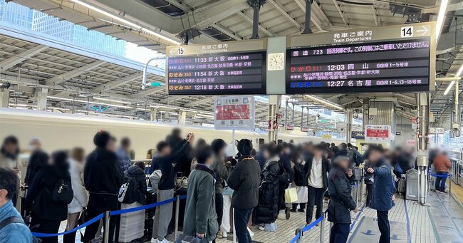 東京駅ホームで新幹線を待つ人たち