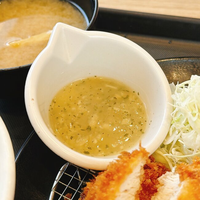 お肉の量にビックリ…！松のやの「揚げ物てんこ盛りメニュー」1100kcal超えでボリューム感ハンパない！《実食レビュー》