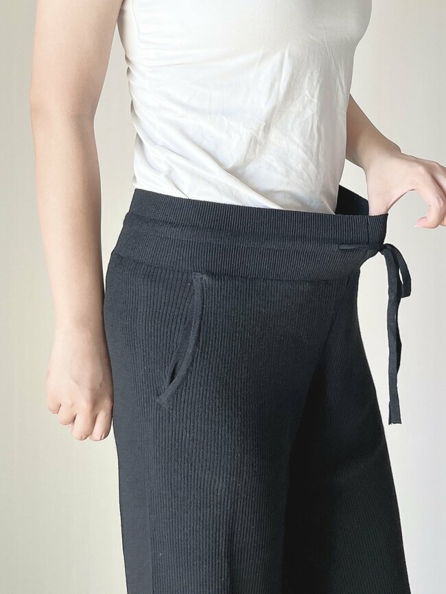 「すごくお腹がラク」ユニクロの“ビヨーンと伸びるパンツ”びっくりするほど着心地がいい!「色違いも買いたい!」「はいてないくらい楽」