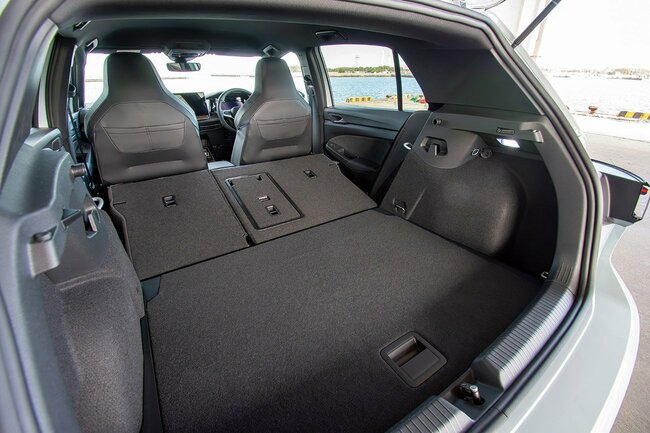 VWゴルフe-TSI R-Line荷室