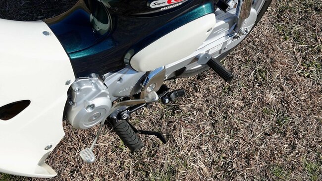 原付二種のスーパーカブ110は一般道でのタンデムが可能で、後席用のステップが付いている。ただ、ノーマル状態ではシングルシートになる