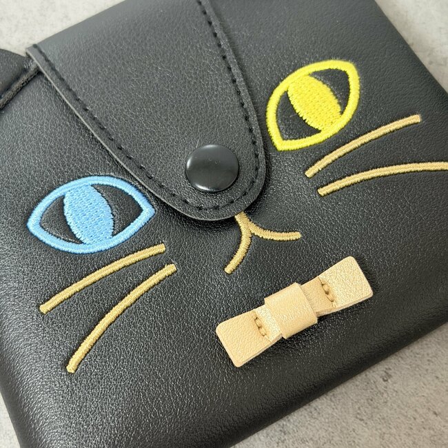 お薬が70錠も入った…!カルディで見つけた「くろねこの激かわケース」ミニ財布にもなるし、カバンに付けて持ち運べて天才!《購入レビュー》