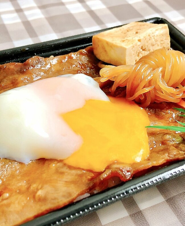 いくらなんでもデカすぎだよ…！ほっともっとの“わんぱく弁当”フタを開けてびっくりした！