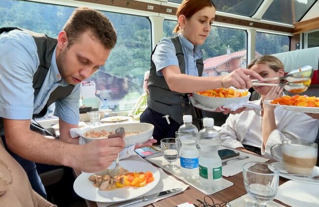 氷河特急の車内では温かい食事を取り分けてくれる