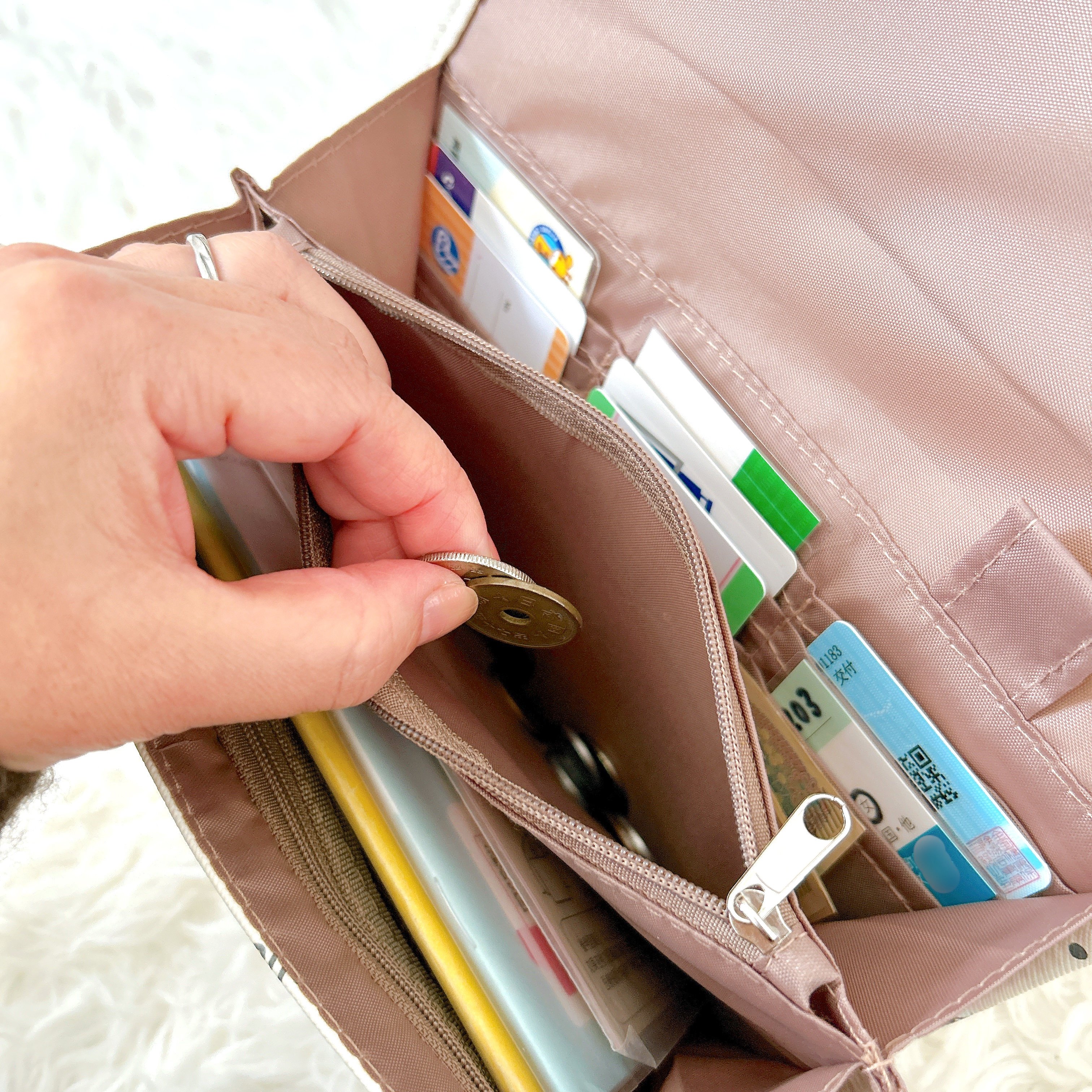 カードや診察券が27枚も入った…！しまむら×サンリオの「大人かわいい仕分けポーチ」財布代わりにもなって天才すぎる！