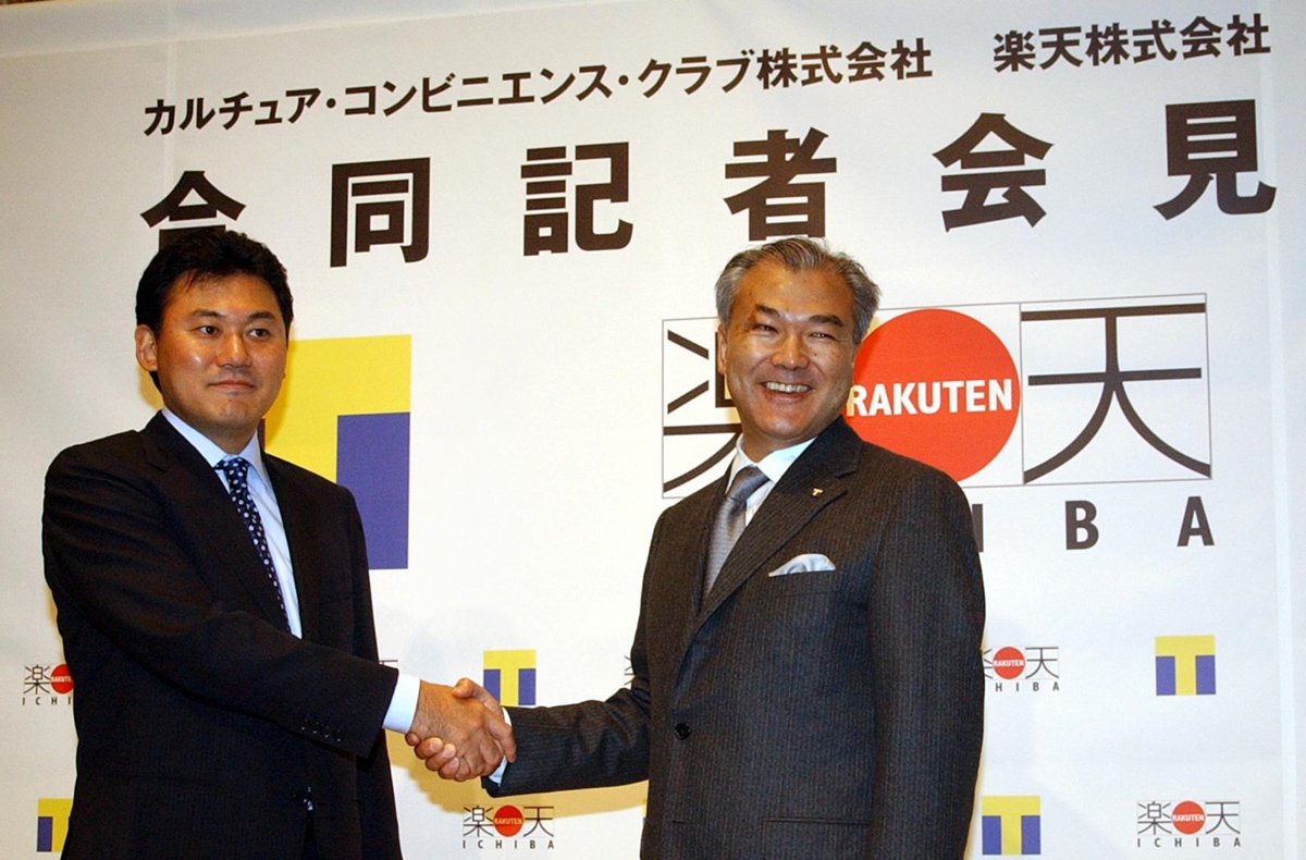 記者会見で握手するCCC(カルチュア・コンビニエンス・クラブ)の増田宗昭社長と、楽天の三木谷浩史社長