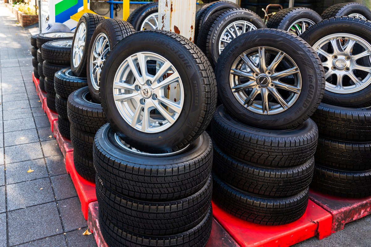 店頭に並ぶスタッドレスタイヤ