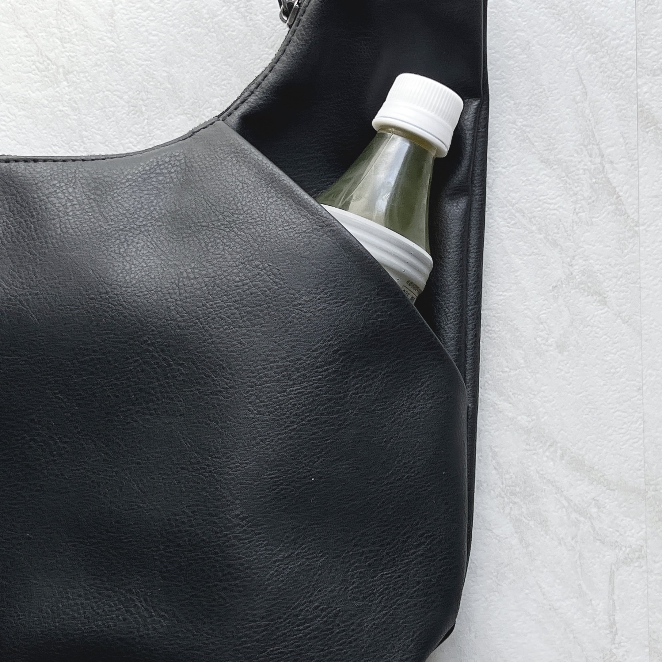 1泊2日の荷物が余裕で入った！GUの“高見えショルダーバッグ”オシャレなのに収納力すごい！「かなりコスパいい」「見た目以上に収納できる」