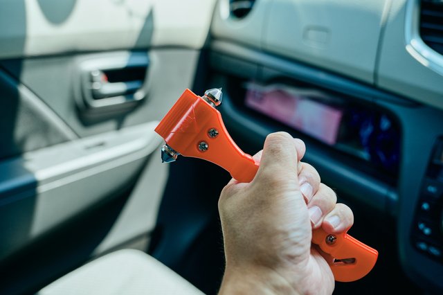 EVは冠水すると感電する？緊急脱出ハンマーでも「割れない窓」がある？→「クルマ水没」疑問にズバリ回答