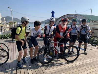 週末のしまなみ海道で日本のサイクリストが突然の出没に大よろこびの悪魔おじさん