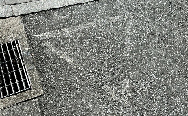 一方通行の入口に自転車向けの道路標示を描いているところもあるが、メンテナンスされていないと写真のように絵柄がかすれてしまっていることもある