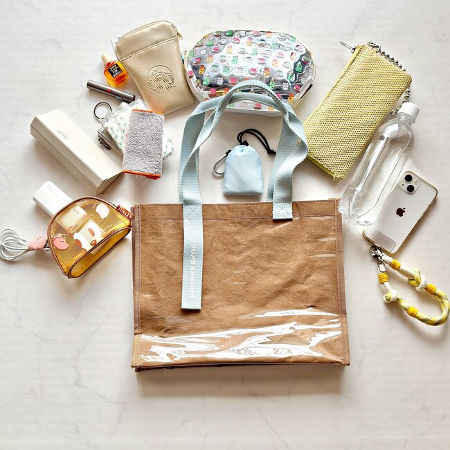 1泊分の荷物が入った…！コメダ珈琲の「めちゃ軽トートバッグ」さりげないメニュー柄がかわいいし、マチ広で収納力バツグン！