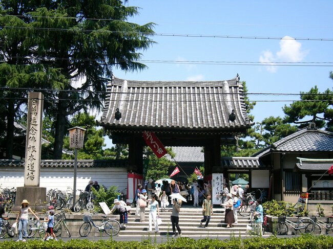 「百萬遍知恩寺」（左京区）。午後からは大殿で大念珠繰りが行われる