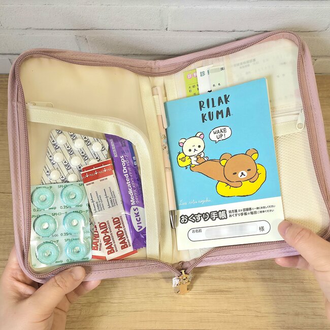 お薬手帳や処方薬がまるっと入る！ダイソー姉妹店の「ポケットたくさん収納ケース」101匹わんちゃんのデザインが可愛すぎる！