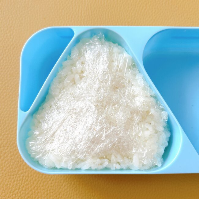 今までの苦労はなんだったの…セリアの「おにぎり弁当箱」が画期的すぎる!これが110円は感動です!