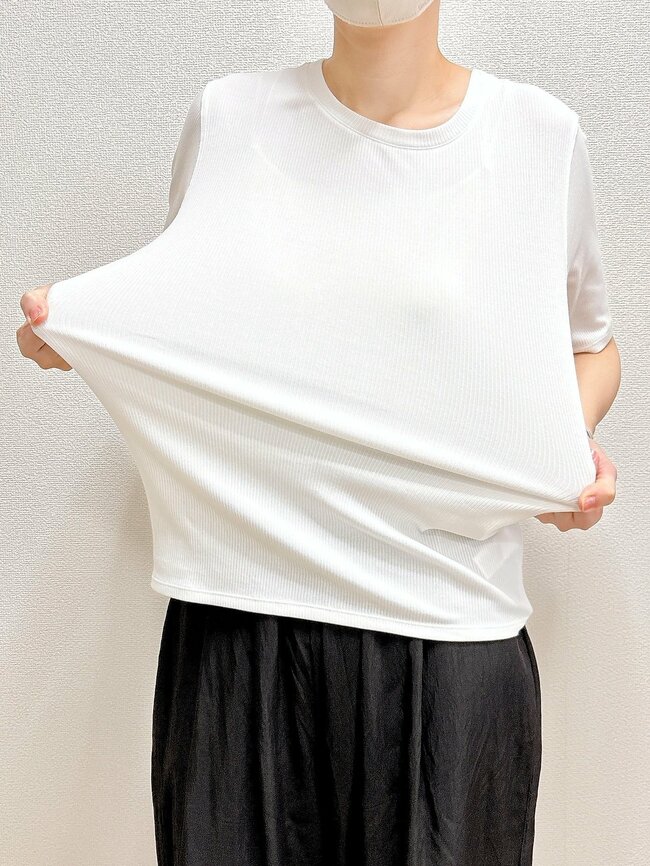 「痩せて見えます」「色違いで揃えたい」無印良品の“1490円トップス”びよ～んと伸びて着心地もバツグンなんです！「この袖丈を探してた」